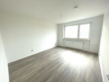 Schlafzimmer - Hannover: Modernisierte 3-Zimmer-Wohnung mit barrierefreiem Zugang und Tiefgaragenstellplatz