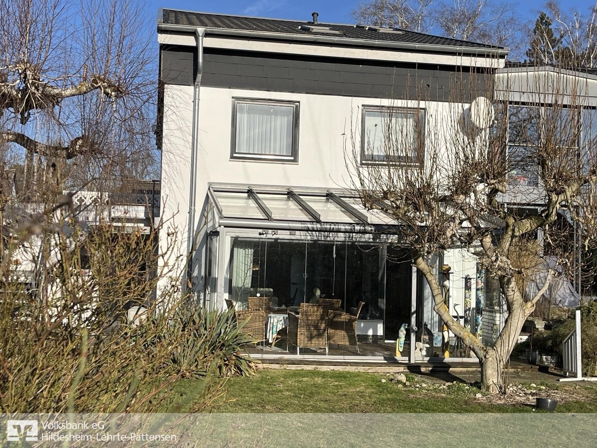 Rückansicht - Lehrte: Wohnen in ruhiger Sackgasse mit Dachterrasse, DG-Ausbau, Glashaus-Terrasse und Kfz-Stellplatz