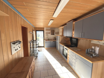 Küche mit Ausgang / Garten - Lehrte: Wohnen in ruhiger Sackgasse mit Dachterrasse, DG-Ausbau, Glashaus-Terrasse und Kfz-Stellplatz