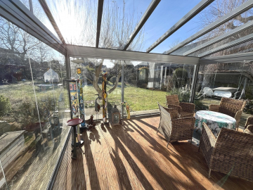 Überdachte Terrasse - Lehrte: Wohnen in ruhiger Sackgasse mit Dachterrasse, DG-Ausbau, Glashaus-Terrasse und Kfz-Stellplatz