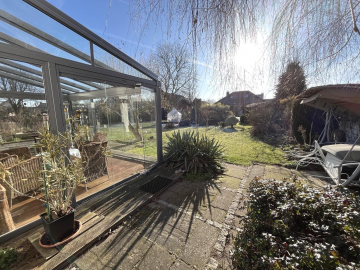 Blick in den Garten - Lehrte: Wohnen in ruhiger Sackgasse mit Dachterrasse, DG-Ausbau, Glashaus-Terrasse und Kfz-Stellplatz