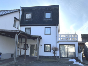 Frontansicht - Lehrte: Wohnen in ruhiger Sackgasse mit Dachterrasse, DG-Ausbau, Glashaus-Terrasse und Kfz-Stellplatz