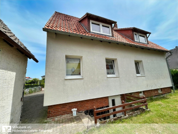 Ansicht Gartenseite - Gestorf: Zweifamilienhaus – Platz für Ihre Ideen
