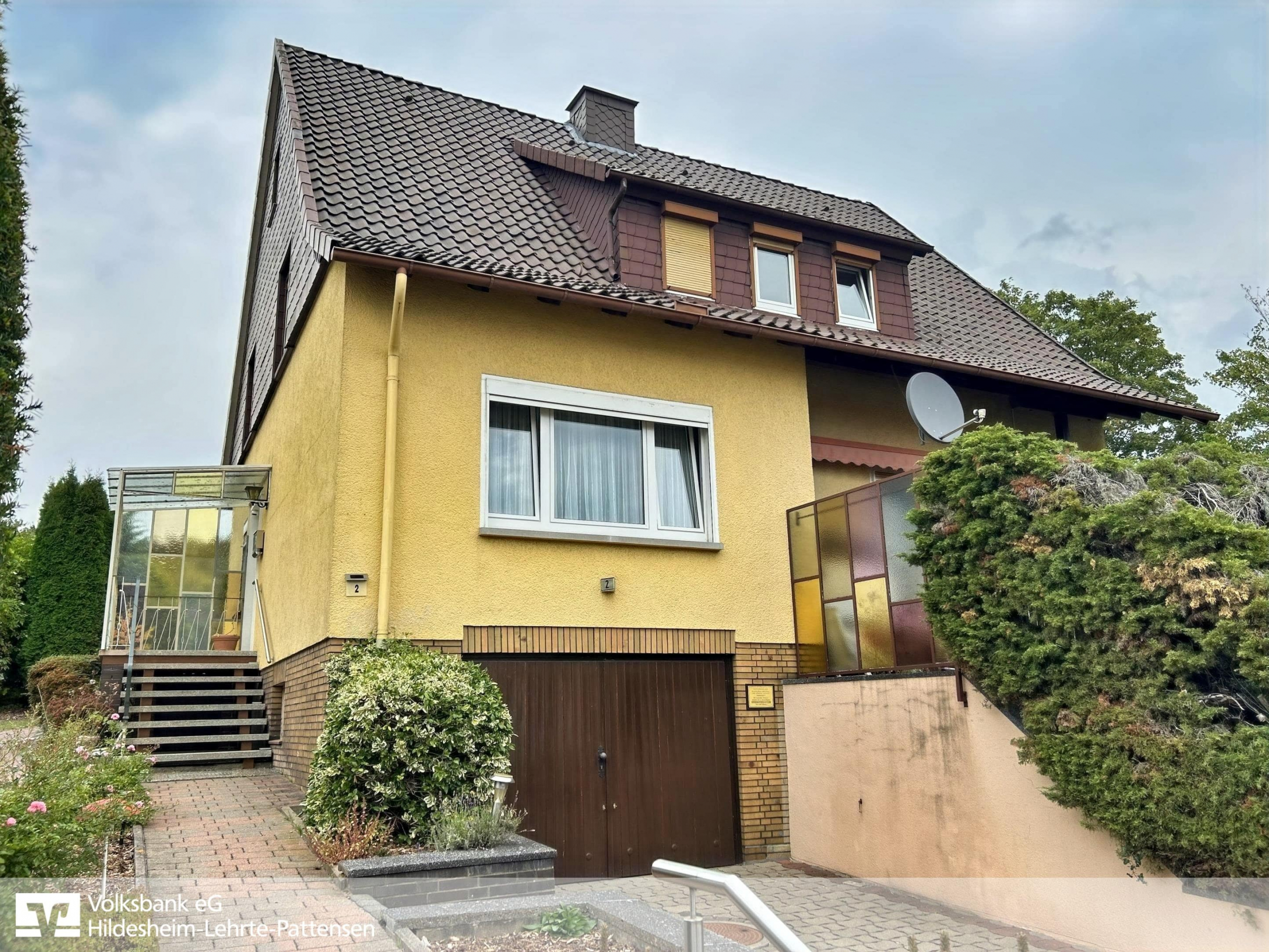 Ansicht Straßenseite I. - Völksen: Platz für Ihre Ideen – Zwei Wohnungen, zwei Garagen, großes Grundstück…