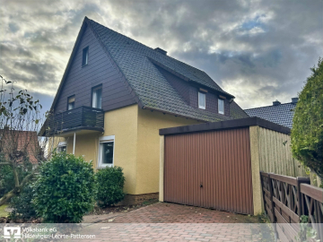 Seitliche Ansicht mit 2. Garage - Völksen: Platz für Ihre Ideen – Zwei Wohnungen, zwei Garagen, großes Grundstück…