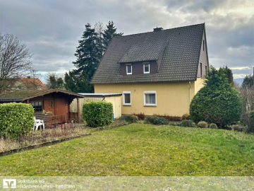 Ansicht Gartenseite mit Gartenhäuschen - Völksen: Platz für Ihre Ideen – Zwei Wohnungen, zwei Garagen, großes Grundstück…