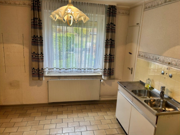 Küche EG mit Speisekammer - Völksen: Platz für Ihre Ideen – Zwei Wohnungen, zwei Garagen, großes Grundstück…