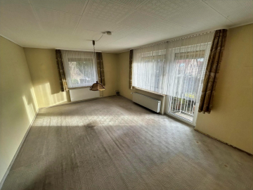 Wohn-/Esszimmer EG - Völksen: Platz für Ihre Ideen – Zwei Wohnungen, zwei Garagen, großes Grundstück…