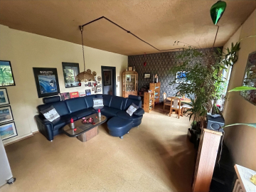 großes Wohnzimmer (OG, Eigentümerwohnung) - Springe: Alles andere als nur Standard – Besonderes Wohn- & Geschäftshaus in besonderer Lage!